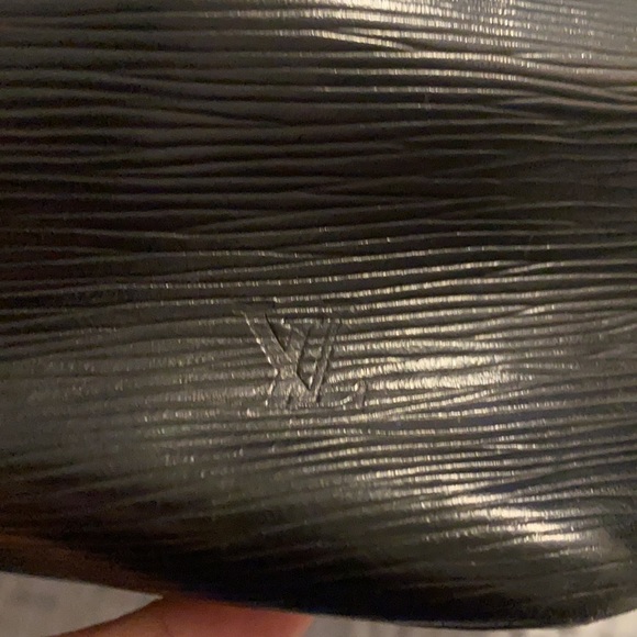 Authentic Louis Vuitton Neo Epi GM - Picture 2 of 9